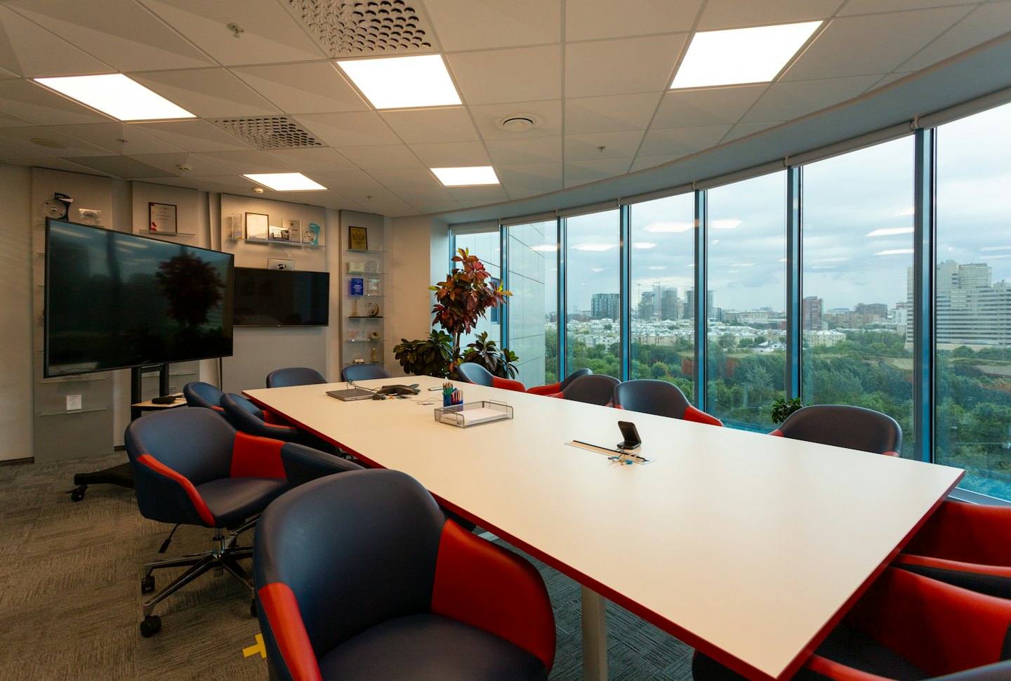 Leerer moderner Konferenzraum mit Skyline-Blick durch die Fenster.
